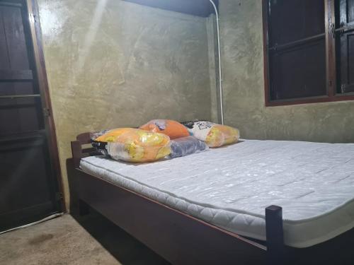 - un lit avec 2 oreillers dans l'établissement Green Feel Farmstay, à San Sai