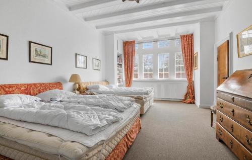 En eller flere senger på et rom på 5 Bedroom Cozy Home In Nstved