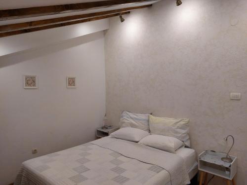 Posteľ alebo postele v izbe v ubytovaní Apt Lavender on Nincevica St-1 BR Apt 5 min to the Old Town of Split