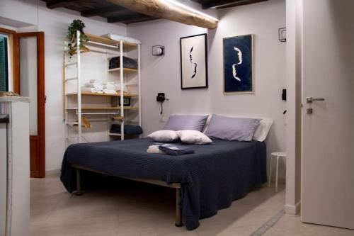 a bedroom with a bed with two pillows on it at Appartamento Ca’ del Baffo @riocadelbaffo in Riomaggiore