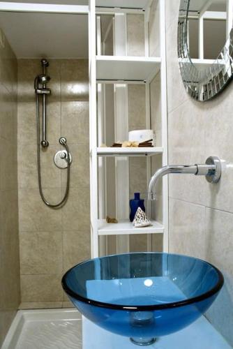 a bathroom with a blue sink and a shower at Appartamento Ca’ del Baffo @riocadelbaffo in Riomaggiore