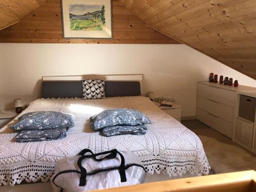 een slaapkamer met een bed met kussens erop bij Wohnung, Aussicht, traditionell, Bad Kleinkirchheim in Obertschern