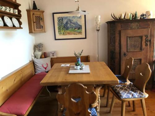 een eetkamer met een houten tafel en stoelen bij Wohnung, Aussicht, traditionell, Bad Kleinkirchheim in Obertschern
