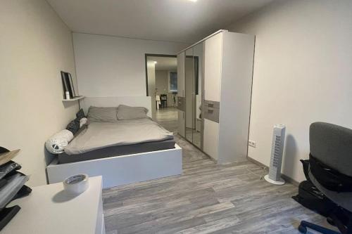 um pequeno quarto com uma cama e um espelho em Charmante Wohnung in Stadtnähe em Dortmund