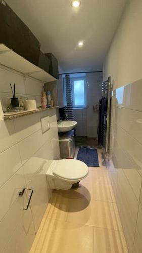 uma casa de banho com um WC e um lavatório em Charmante Wohnung in Stadtnähe em Dortmund