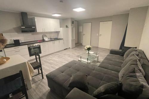 uma sala de estar com um sofá e uma cozinha em Charmante Wohnung in Stadtnähe em Dortmund