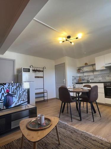 un salon avec une table et une cuisine dans l'établissement appartement. 2 à 4 pers. lit Queen-size. Au calme., à Valréas