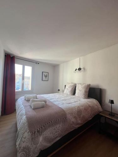 une chambre avec un grand lit avec des oreillers dessus dans l'établissement appartement. 2 à 4 pers. lit Queen-size. Au calme., à Valréas