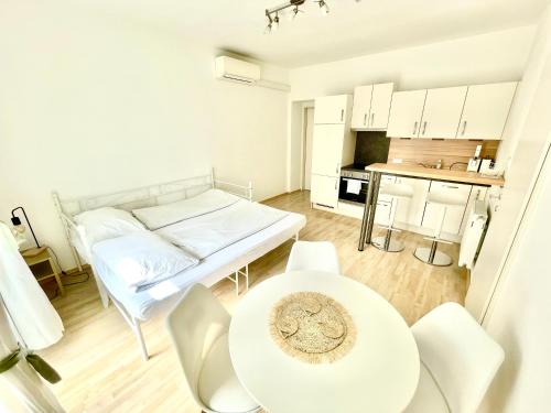 Zimmer mit einem Krankenhausbett, einem Tisch und Stühlen in der Unterkunft City Apartment zum Wohlfühlen - contactless Self-Check-IN in Graz