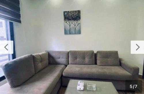 sala de estar con sofá y mesa en AMT, en Amán
