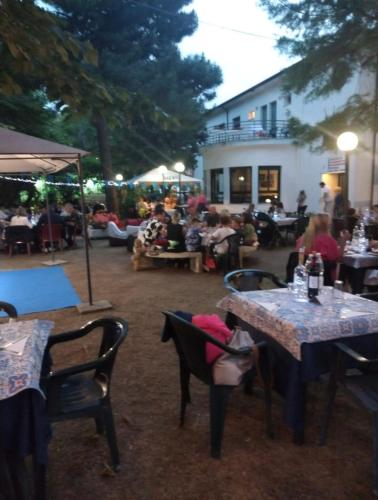 een groep mensen die aan tafel zitten in een restaurant bij C.R.D.D. Due Torri Riccione in Riccione