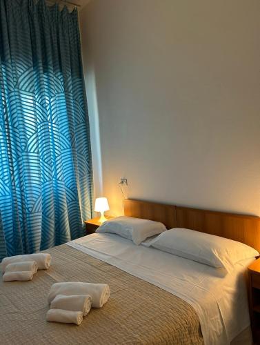 een slaapkamer met een bed met twee handdoeken erop bij C.R.D.D. Due Torri Riccione in Riccione