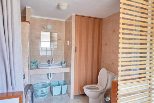 La salle de bains est pourvue de toilettes et d'un lavabo. dans l'établissement Villa with spectacular vieuw and swimmingpool., à Altea