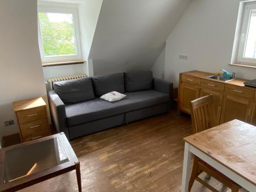 sala de estar con sofá y cocina en Westpark Appartment - 15min zum Zentrum, en Núremberg