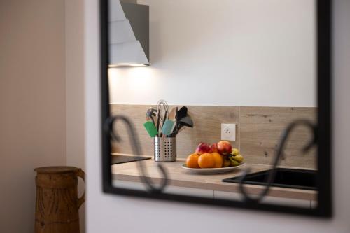 a mirror reflection of a plate of fruit on a counter at Petite Anita - Centre ville - Parking privé in Barcelonnette