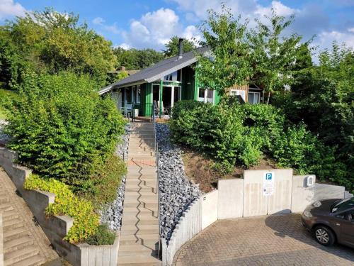 eine Luftansicht eines Hauses mit Auffahrt in der Unterkunft Ferienhaus Luna mit Saunahaus, Kaminofen, Klimaanlage, schöner Blick im Ferienpark Extertal in Extertal