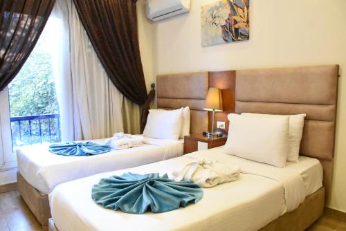 Кровать или кровати в номере Zamalek Army Hotel