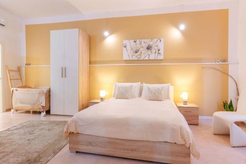 A bed or beds in a room at Montellino's Suite Oro