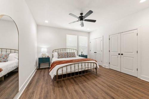 En eller flere senge i et værelse på C'est Bon House/2 KING Beds*Cajun Luxury*Coffee