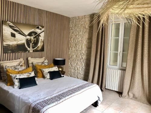 - une chambre dotée d'un grand lit avec des oreillers jaunes et noirs dans l'établissement Villa Einigriv, à Châtelaillon-Plage