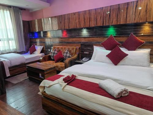 - une chambre avec un grand lit et un canapé dans l'établissement Express Myagdi Hotel Pvt Ltd, à Katmandou
