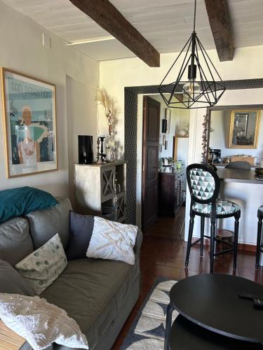 un salon avec un canapé et une table dans l'établissement Appartement de vacances, à Ahetze