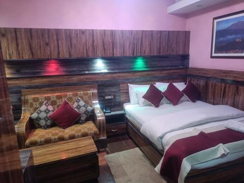 een slaapkamer met 2 bedden en een houten hoofdeinde bij Express Myagdi Hotel Pvt Ltd in Kathmandu