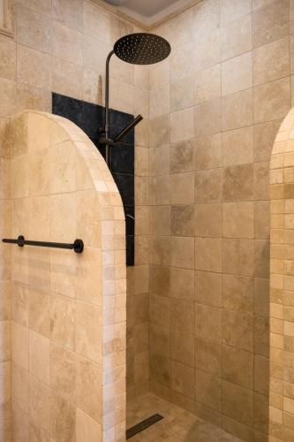 une douche avec pommeau de douche dans une salle de bain dans l'établissement Opio Villa with private pool, à Opio