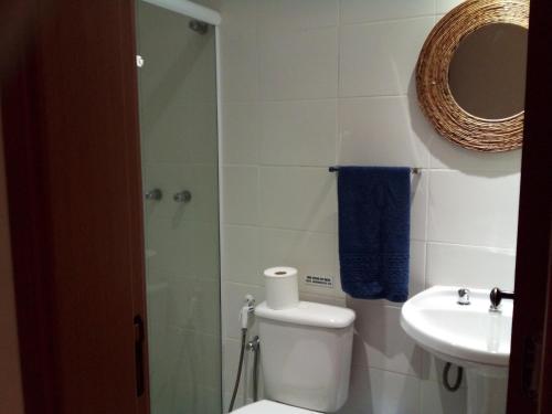 a bathroom with a toilet and a sink and a mirror at Serra Verde Imperial ! APT com Suíte, Quitandinha - vista para o Verde !! in Petrópolis