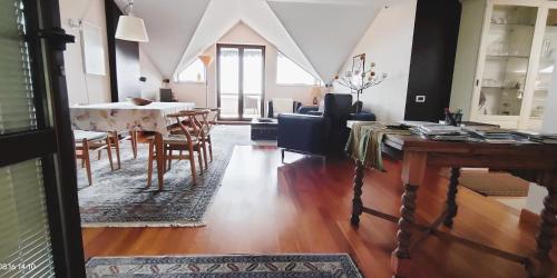 ein Wohnzimmer mit einem Tisch und einem Esszimmer in der Unterkunft Apartment Pergola in Veprinac