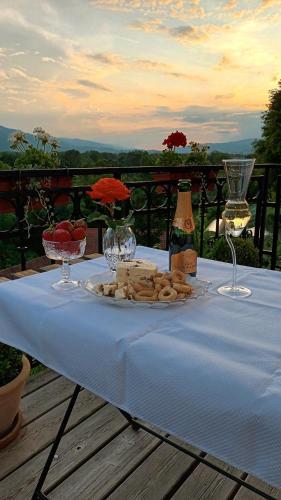een tafel met een bord eten en wijnglazen bij Rezidenca Sv. Peter in Malečnik