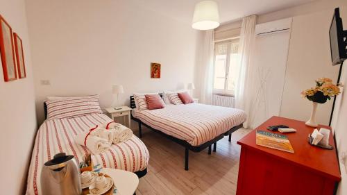 Habitación pequeña con cama y silla. en Affittacamere Zi Pasquale en Porto Recanati