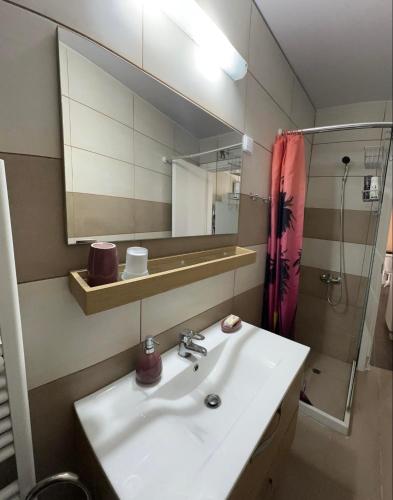 a bathroom with a sink and a mirror at πετρινη κατοικια in Vári