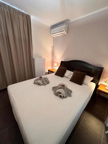 a bedroom with a bed with two towels on it at πετρινη κατοικια in Vári