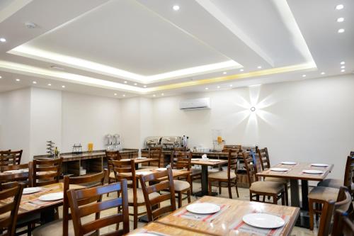 Reštaurácia alebo iné gastronomické zariadenie v ubytovaní Petra Premium Hotel