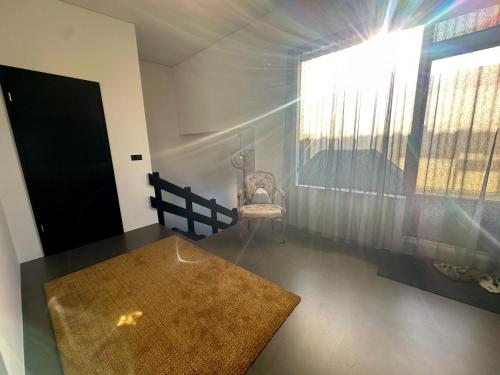uma sala de estar com uma cadeira e uma janela em Selbraut - Birta Rentals em Reykjavík
