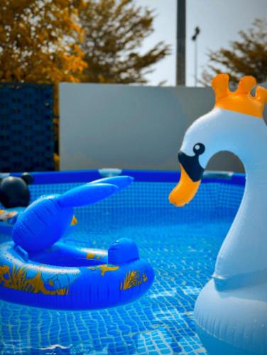 una piscina con un juguete inflable de pato en 16pax+Ninja's SweetHome Seremban en Seremban