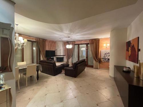 Sala de estar con 2 sofás y mesa en CASA SARADO en Polignano a Mare