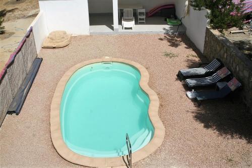 uma piscina no meio de um quintal em Domaine des Sloughis em Meknès