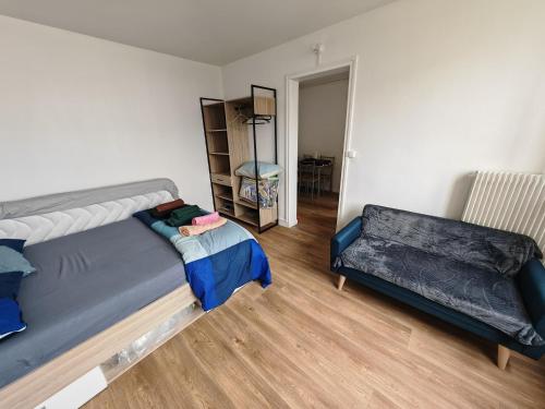 een slaapkamer met 2 bedden en een boekenplank bij F1 équipé avec ascenseur, parking et près des transports in Argenteuil