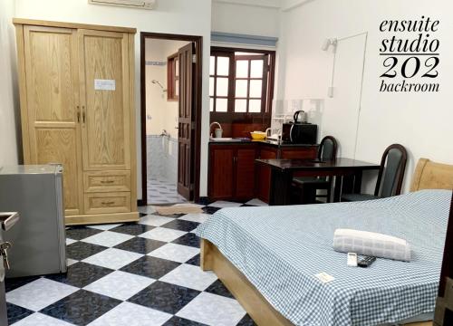 Zimmer mit einem Tisch und einem Bett sowie einer Küche in der Unterkunft Riverhome Saigon Apartments in Ho-Chi-Minh-Stadt