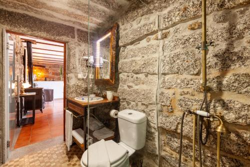 łazienka z toaletą i umywalką w obiekcie Casa da Benfeitoria w mieście Guimarães