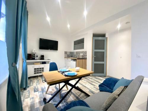 un salon avec un canapé et une table dans l'établissement Le matelot - Vue mer - Parking gratuit, à Ault