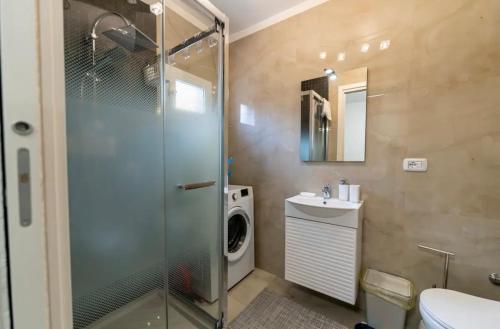 La salle de bains est pourvue d'une douche et d'un lave-linge. dans l'établissement Come_Visit_Napoli, à Naples