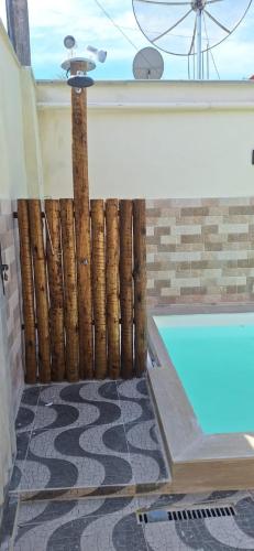 uma cerca de bambu ao lado de uma piscina em Pousada Morada na Natureza em Coroa Vermelha