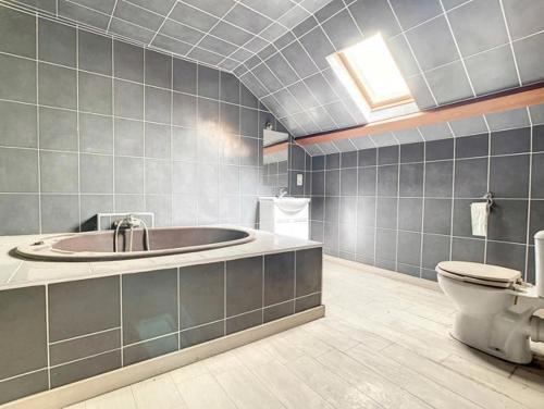 La salle de bains est pourvue d'un lavabo et de toilettes. dans l'établissement Charleville 39 L Bruxelles-charleroi-aéroport, à Charleroi