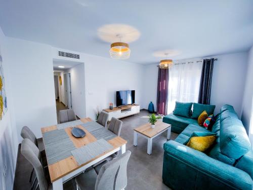 sala de estar con sofá azul y mesa en Modern Three bed Apartment, en San Pedro del Pinatar