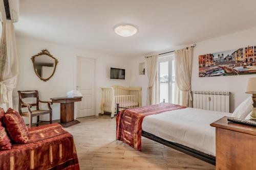 ローマにあるIl Nido di Luluのベッドルーム1室(ベッド1台、デスク、椅子付)