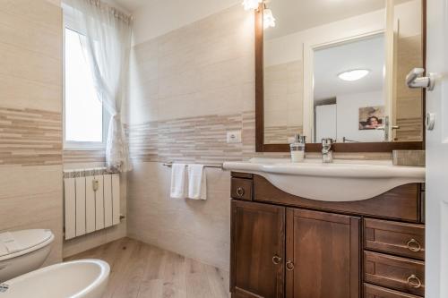 ローマにあるIl Nido di Luluのバスルーム(洗面台、トイレ、鏡付)