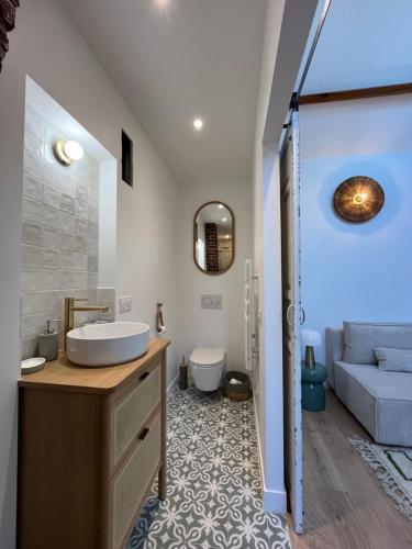 łazienka z umywalką i toaletą w obiekcie Les Cottages de Carine w mieście Saint-Marcel